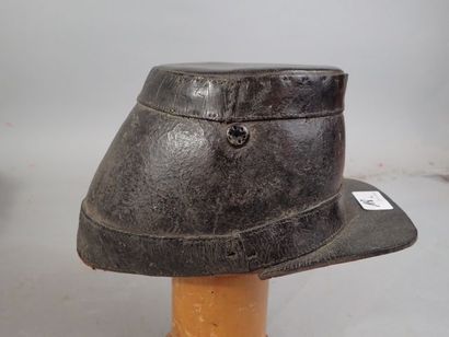 Shako en cuir, visière carrée, intérieur...