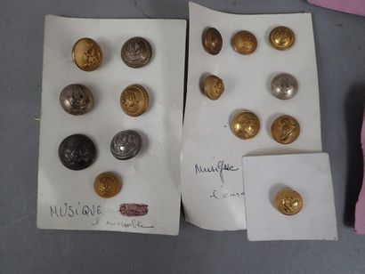 Ensemble de boutons militaires, pompiers,...