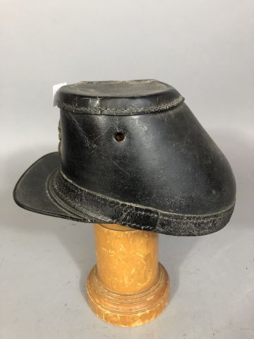 Képi en cuir, à visière carrée, grenade en...