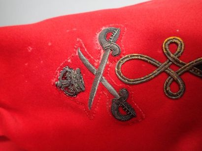Spencer d’officier en drap rouge avec grades,...