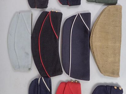Lot de 10 bonnets de police. 8 français :...