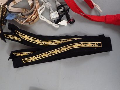 Lot de passementerie, de jugulaires, de fausses...