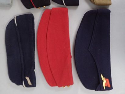 Lot de 10 bonnets de police. 8 français :...
