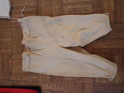 Lot de 4 pantalons ou culotte d’uniforme...