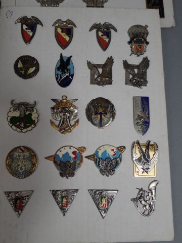 Lot d’insignes Parachutiste, légion et commando,...