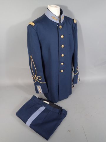Lot d’uniformes français. Uniforme d’adjudant-chef...