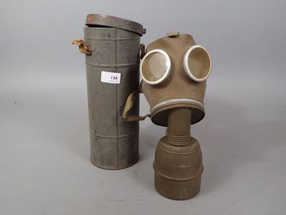 Lot comprenant un masque à gaz dans sa boite...