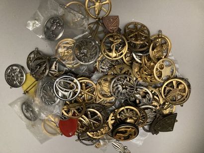 Lot d’insignes pour béret. Toutes armes et...