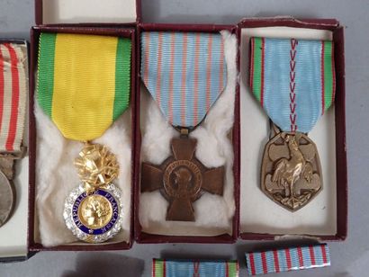 Lot de médailles françaises et étrangères,...