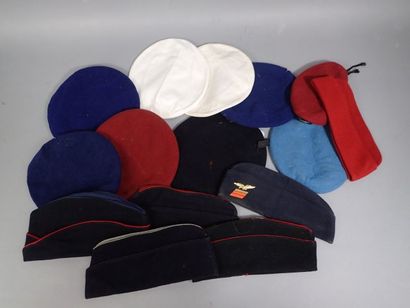 6 bonnets de police et 7 bérets dont Para,...