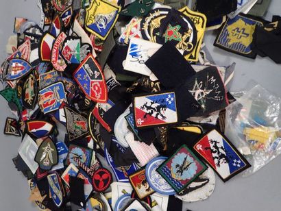 Fort lot d’insignes tissus armée française....