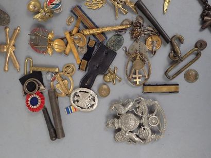 Lot d’insignes, médailles, plaques d’identité,...