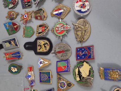 45 insignes français : G.U. troupes coloniales,...