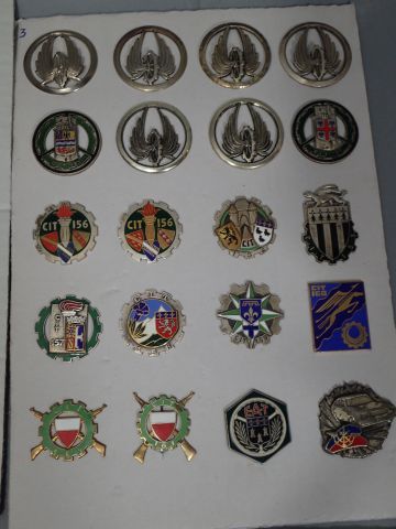 Lot d’insignes du Train, présentés sur 11...