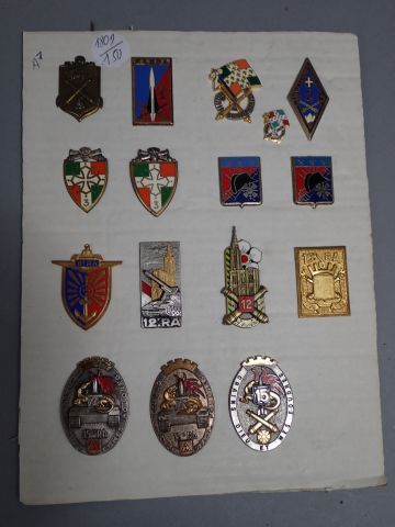 Lot d’insigne Artillerie et troupe de Marine,...