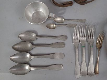 Lot comprenant divers couverts, un quart,...
