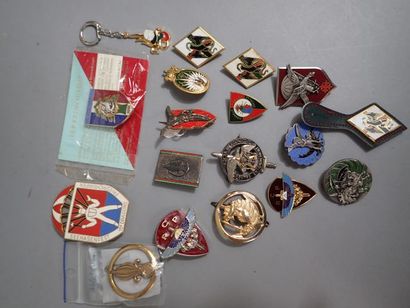 18 Insignes Para et Légion dont rare modèle...