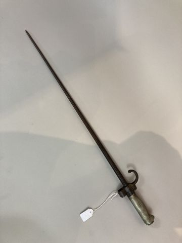 Epée baïonnette française modèle 1886. Poignée...