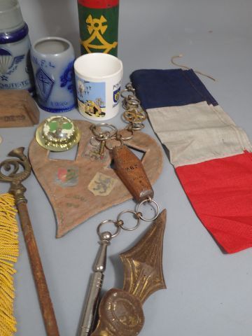 Lot de souvenirs régimentaires, fanions,...