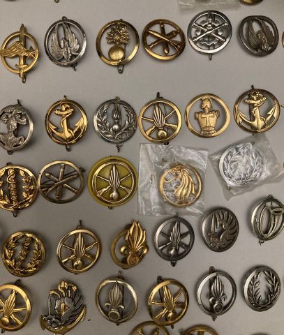 Lot d’insignes pour béret. Toutes armes et...