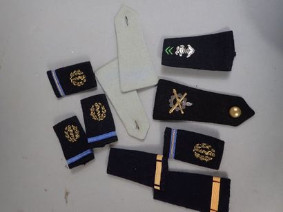9 boites plastiques d’insignes tissus, épaulettes,...