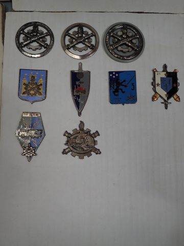 Lot d’insignes français divers : matériel,...