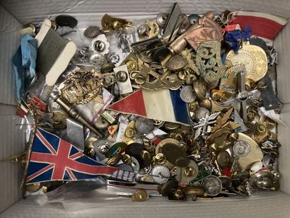 Fort lot de réductions, pin’s et petits insignes...