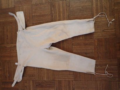 Lot de 4 pantalons ou culotte d’uniforme...