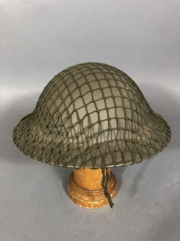 Casque de type britannique en acier peint...