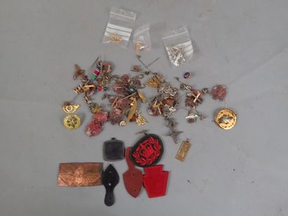 Lot d’insignes divers, la plupart bruts