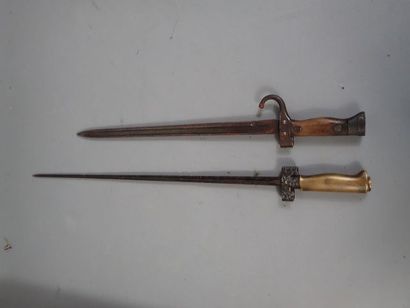 Lot de 2 baïonnettes françaises : 1 Lebel...