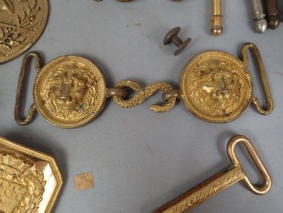 Lot de cuivrerie : insignes, ferrets de fourragère,...