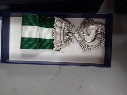 Lot de 4 décorations et une réduction : Croix...