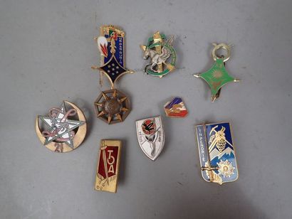 Lot de neuf insignes régimentaires dont Zouave,...