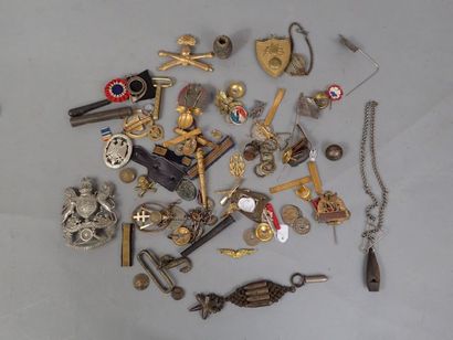 Lot d’insignes, médailles, plaques d’identité,...