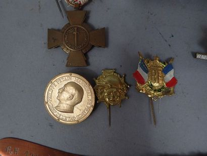 Lot de souvenirs Militaires dont : porte-plume...