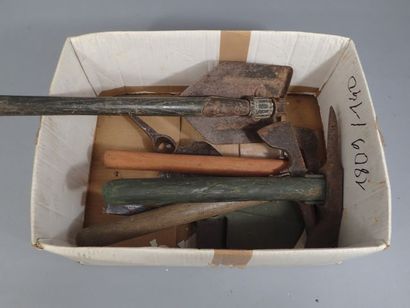 Lot d’outils : pique-Hache, pelle pioche…...