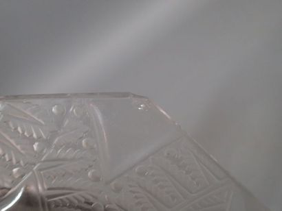 LALIQUE France. Coupe Chantilly en verre...