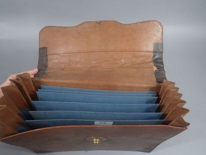 Portefeuille en cuir compartimenté avec un...