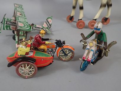 Ensemble de jouet divers dont un cheval en...