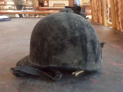 Lot équitation: une bombe en velours noir...