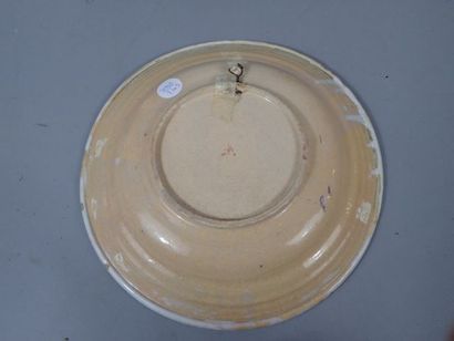 * Assiette creuse en faïence à décors de...