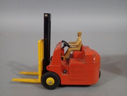 *DINKY TOYS France ref 597. Chariot à fourche...
