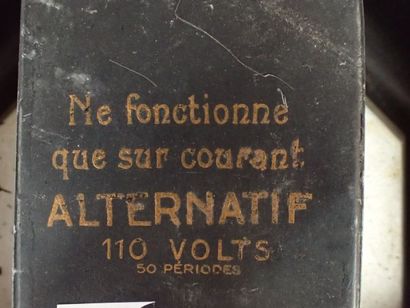 Horloge murale en tôle fabriquée par P.Molard...