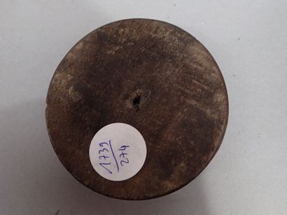 Petit globe en verre sur son socle en bois...