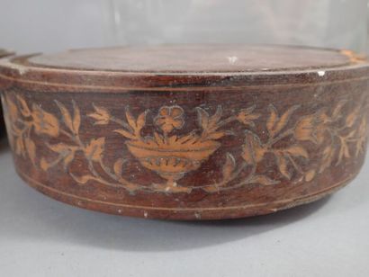 Globe en verre sur son socle en bois (H:...