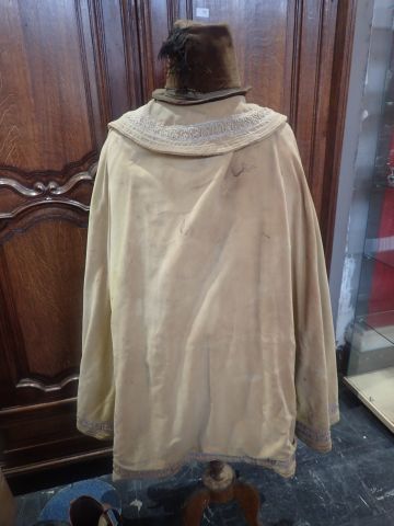 Costume de théâtre : habit d'homme de style...