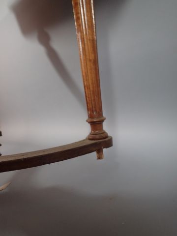 Table de milieu en noyer reposant sur quatre...