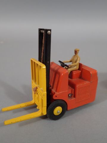 *DINKY TOYS France ref 597. Chariot à fourche...