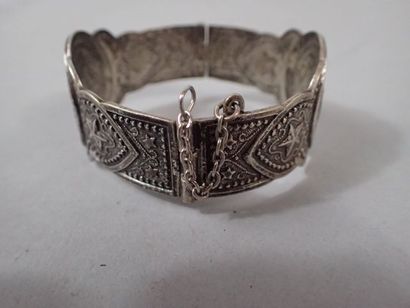 * Bracelet manchette en métal. Travail d'Afrique...